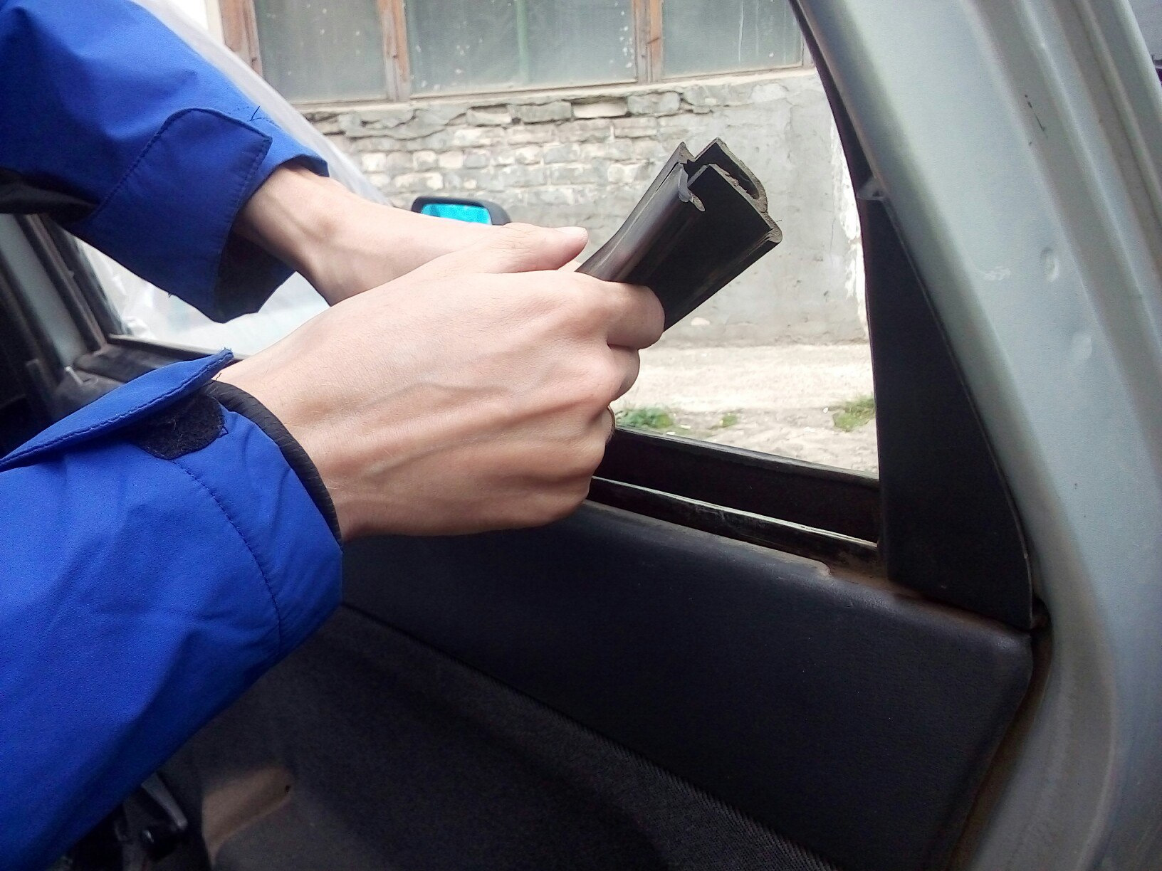 Фото процесса замены бокового стекла